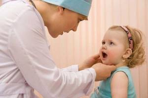 В случае, если вы наблюдаете у ребенка симптомы аллергии и температуру, обязательно надо показать его врачу.