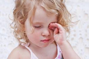 Воспаление слезного мешка (дакриоцистит): причины, симптомы и лечение