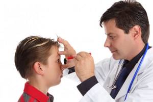 врач осматривает глаз ребенка