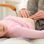 врач смотрит