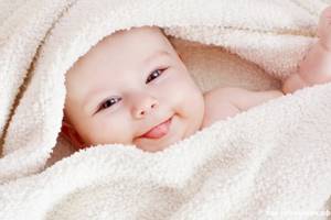 Все о том как правильно подмывать девочку новорожденную под краном