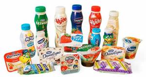 Выбор йогурта для ребенка в магазине